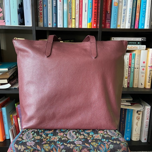 🌸SOLD🌸 Cuyana Zipper Tote in Burgundy - EUC! - Picture 2 of 11